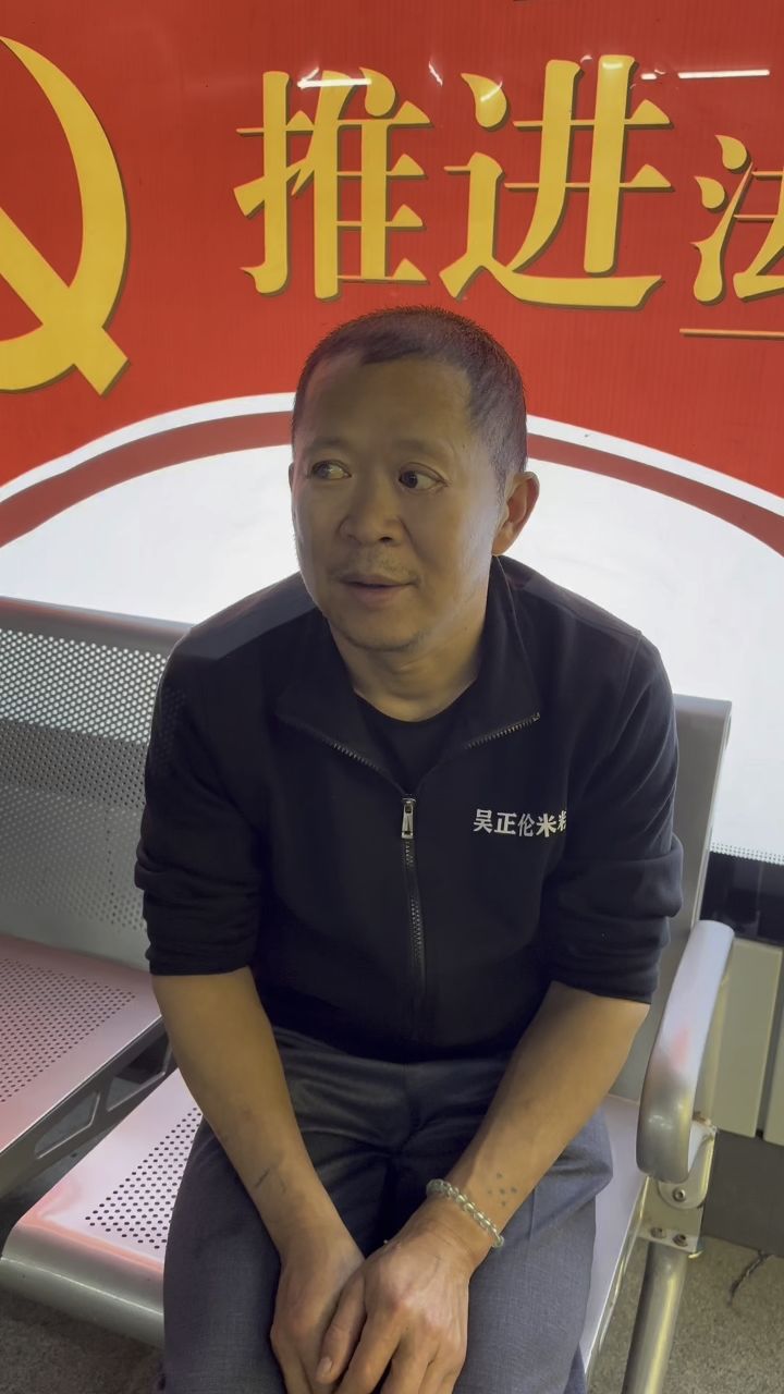 我的舅舅(吴建东)今年51岁,他是个先天性视力障碍的残疾人:右眼失明多