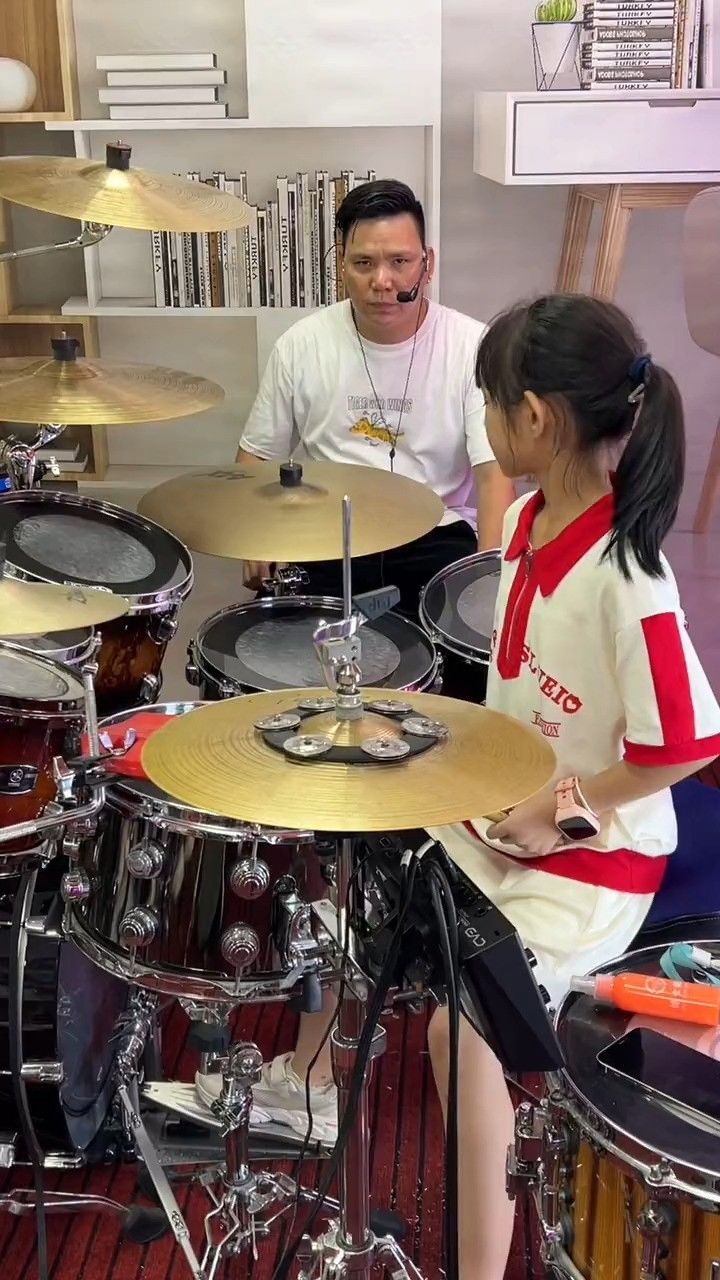 小姑娘进步挺大哦#架子鼓#架子鼓演奏 #奔跑