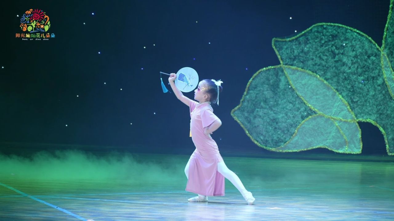 少儿独舞《春三月》是一支古典舞,小演员非常适合这支舞蹈,身上蕴含