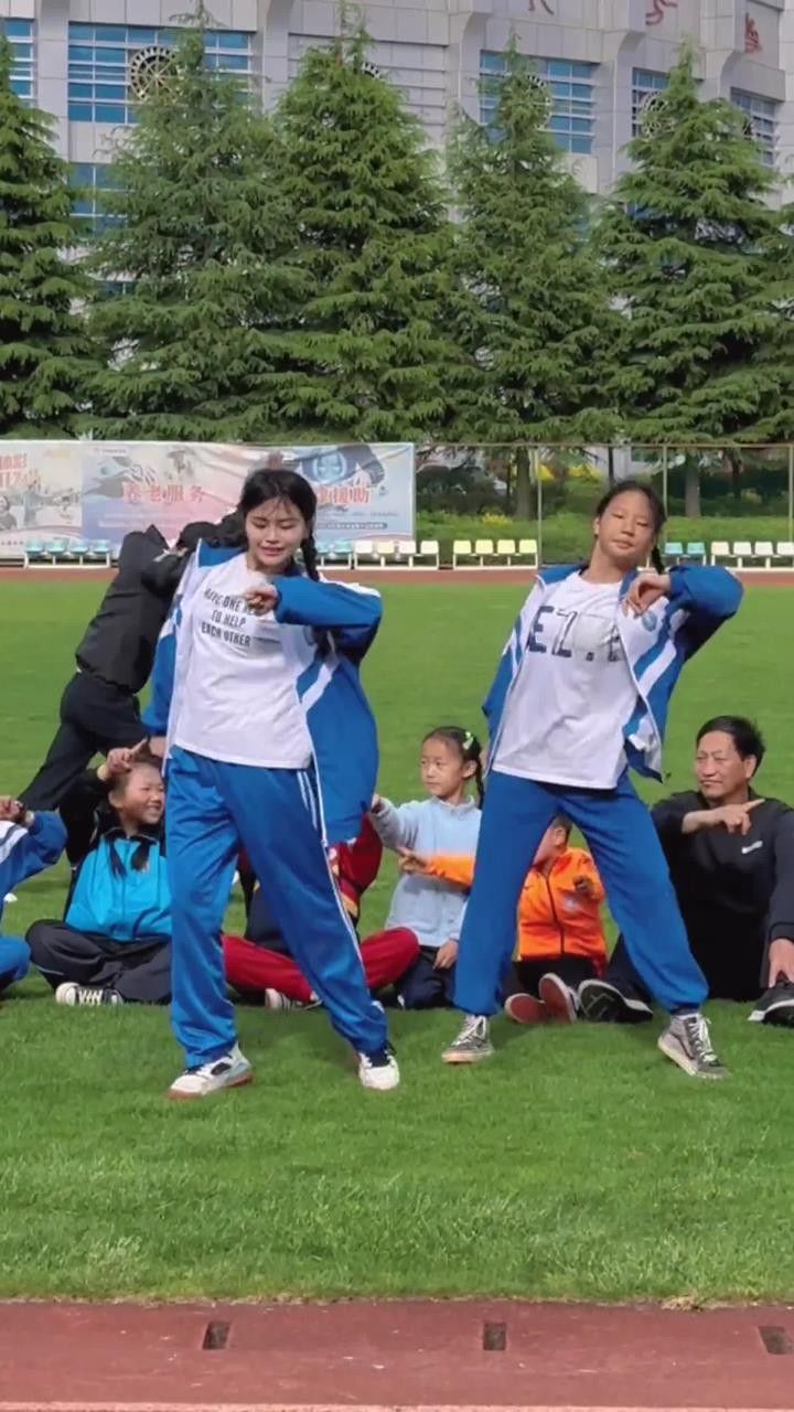 跟我老妹儿跳个舞仔#老男孩怀旧舞#操场上从来不缺舞者