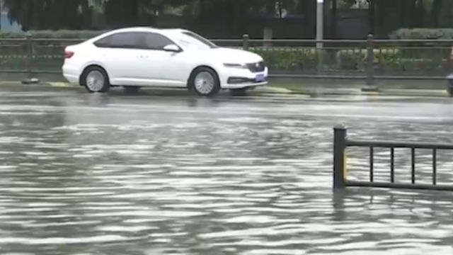 湖北荆州:遭遇暴雨强对流天气,影响交通,多部门积极应对