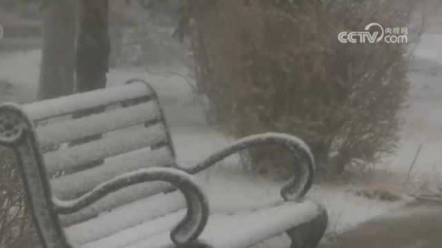 新疆塔城地区出现雨雪降温天气,当地群众穿上厚衣