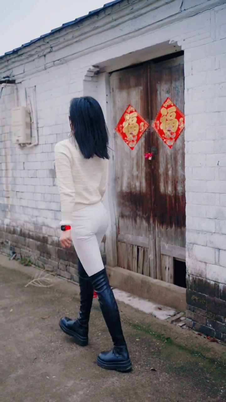 背影好看吗?村里的姑娘背影村里有个姑娘叫小芳