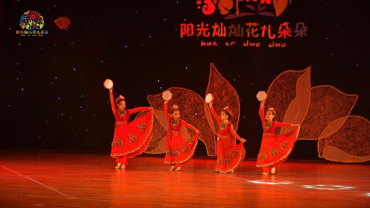 少儿群舞《古丽古丽》是经典的维吾尔族舞蹈,小演员们运用多次旋转,且
