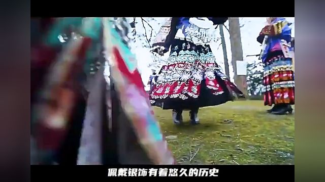 60岁的老人为年仅2岁的孙女打造嫁妆,这是苗族的传统文化