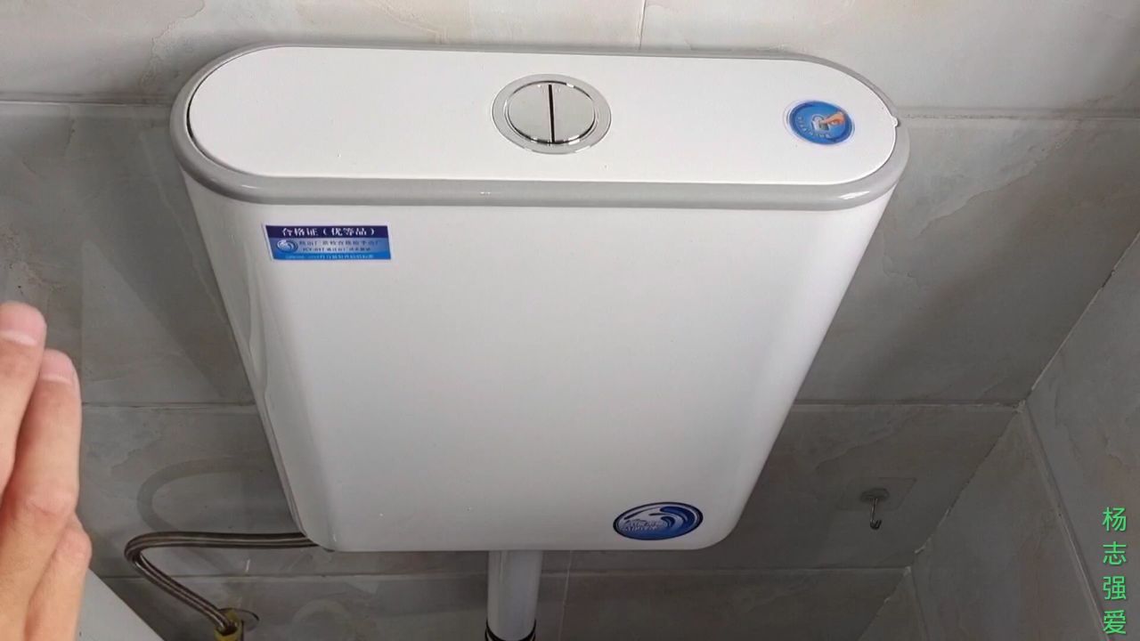卫生间卫浴冲水箱坏,把旧的换成新的,改装好,解决方法