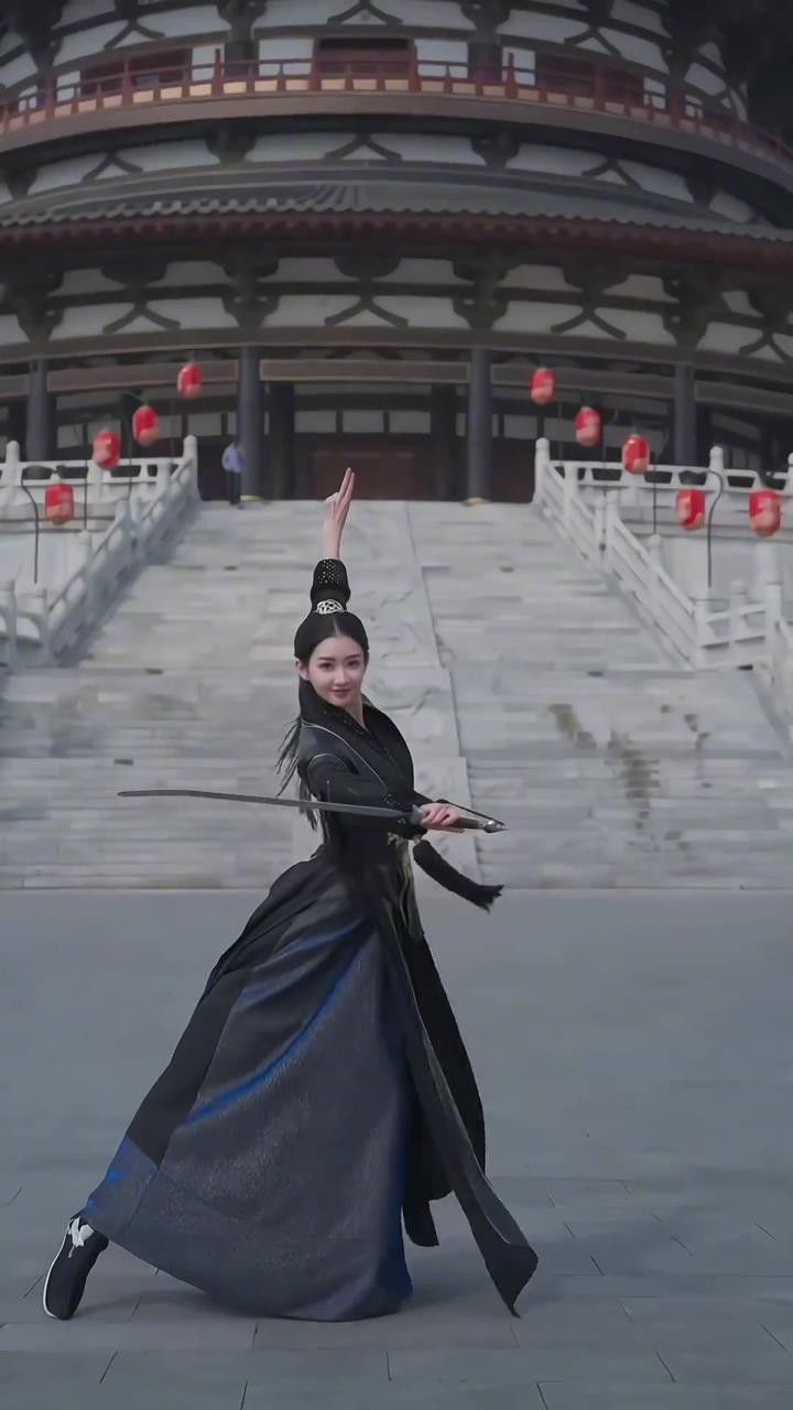 身轻唯一剑 江湖又十年#踢剑变装#舞剑#又美又飒#女侠