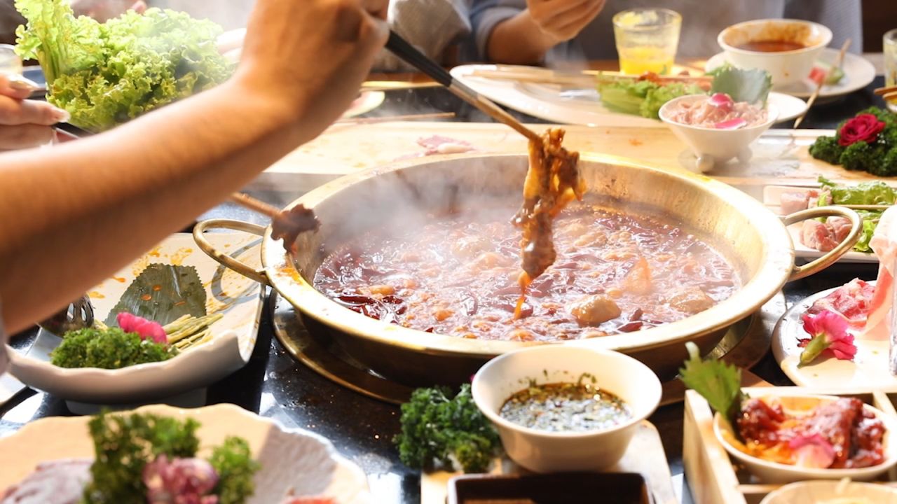 成都一火锅店底料检出吗啡罂粟碱,执法人员当场查封,已移送公安