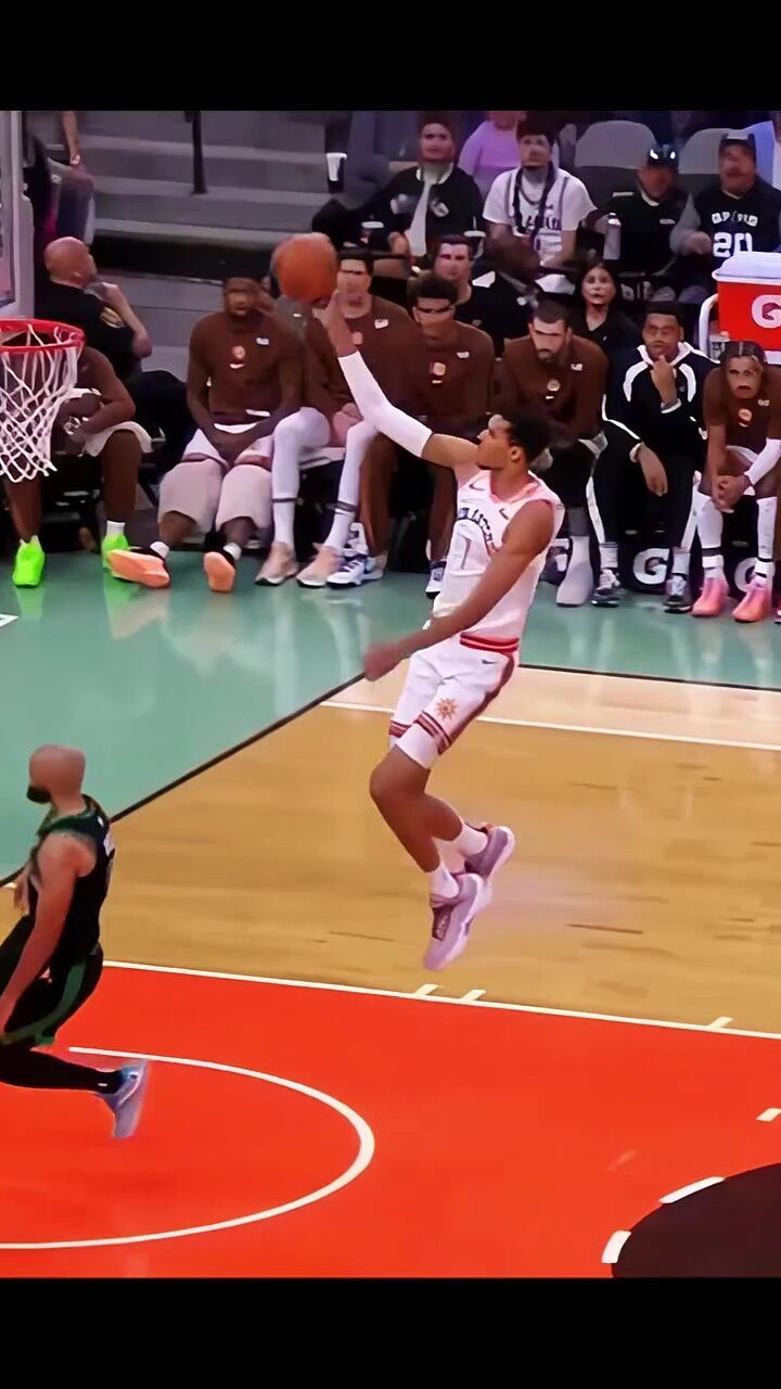 文班亚马举火烧天反击扣篮怀特无奈陪跑