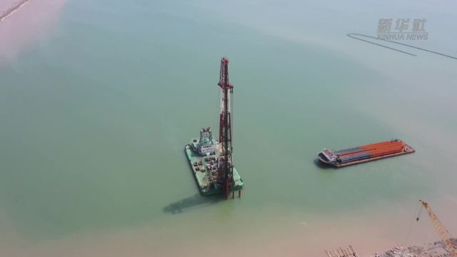 河北黄骅港综合港区液体化工码头首根钢管桩沉桩完成