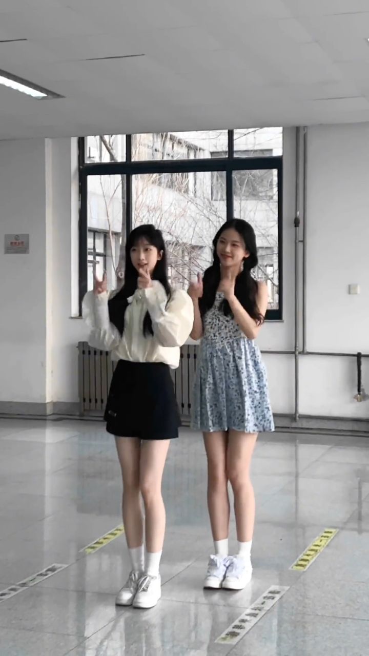 双倍快乐哦星期八约会手势舞甜妹跟你的姐妹一起拍