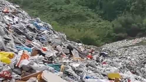 湖南张家界永定区一垃圾场混堆乱放 堆高10余米占地100亩余