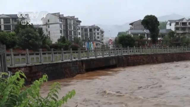 江西资溪:降雨引发山洪,多部门积极应对