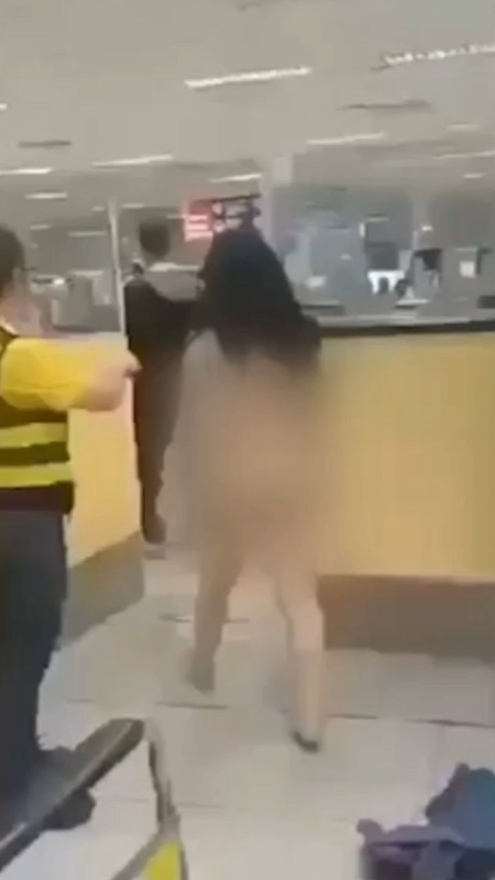 越南女子因签证逾期被罚款,一丝不挂大闹菲律宾机场,乘客纷纷看呆