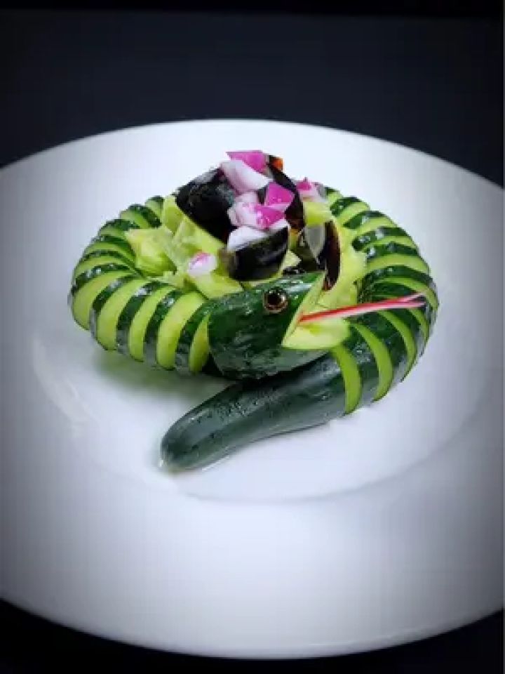 把一根黄瓜做成吃不起的样子#果蔬造型 #吃出仪式感 #创意盘饰 #黄瓜