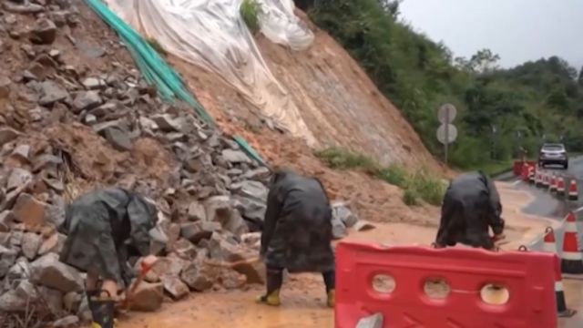 江西靖安:降雨致多地出现险情,当地加紧排险