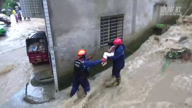 贵州瓮安消防成功转移31名被洪水围困群众