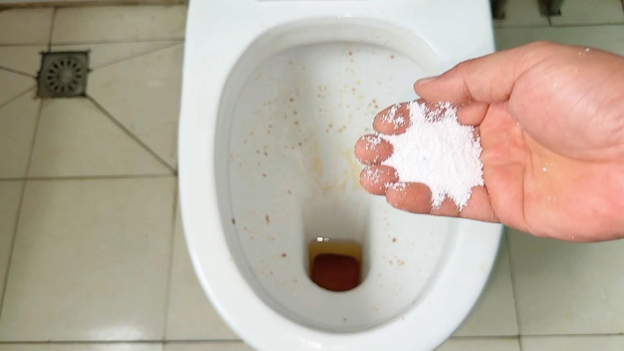 马桶里撒一把,不管多脏多厚的黄渍,水一冲就干净,方法太棒了