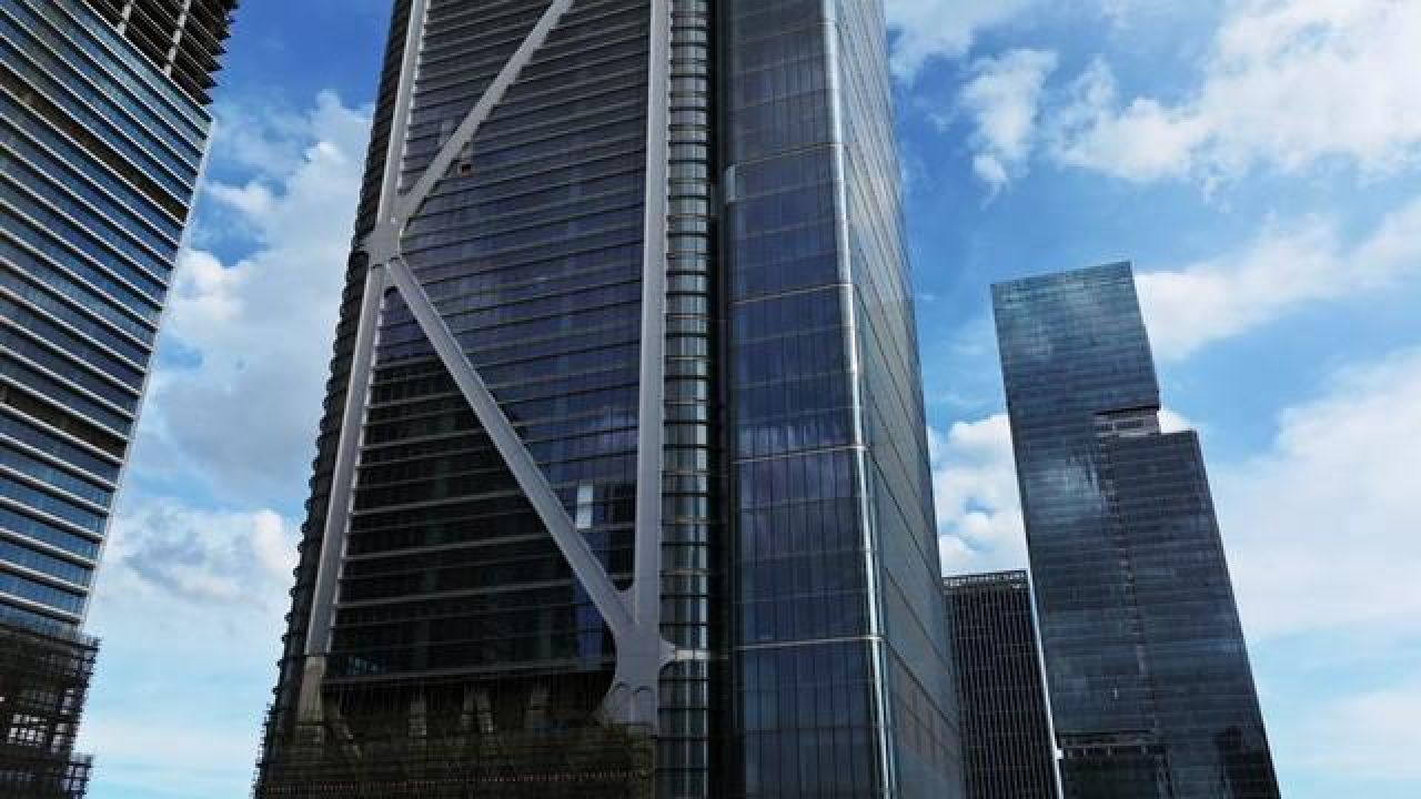这是亚洲最高纯钢结构建筑,375米的琶洲第一高楼,广商中心 