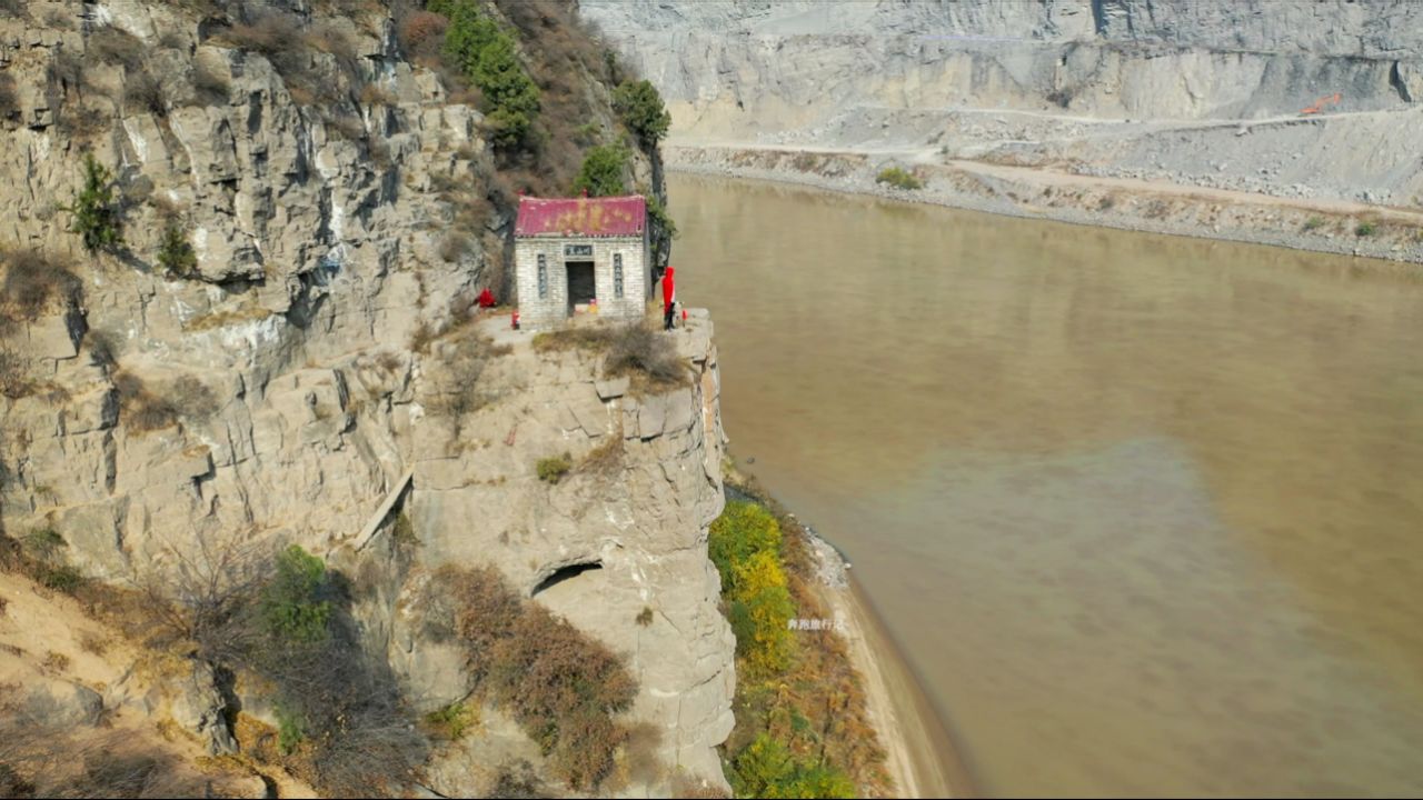 黄河边一座奇怪的小房子,距离河面约100米,建在三面悬崖峭壁上