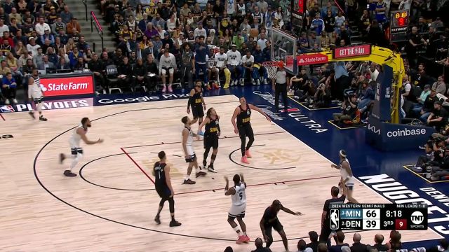 如入无人之境！爱德华兹大步流星突破上篮一气呵成