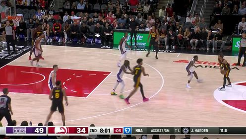 《NBA全场集锦》特雷杨超远三分砸筐弹板 约翰逊找准时机拔地而起单臂补扣