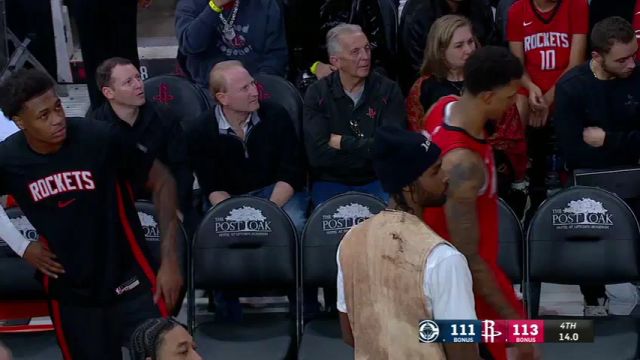 祖巴茨罚球不中史密斯抢得篮板 结果肘倒邓恩吃到进攻犯规被罚下场