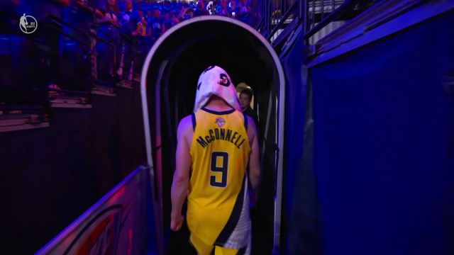 哈利伯顿拄拐背影尽显悲壮 麦康奈尔内史密斯无奈落泪