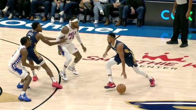 传得巧扣得硬！琼斯背传找到锡安 后者直接暴起大力灌筐