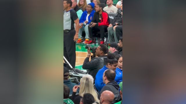 今天是NBA摄影师 皮尔斯化身摄影师拍的不亦乐乎