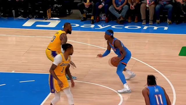 防到脸上照样进 亚历山大划过詹姆斯指尖跳投打进