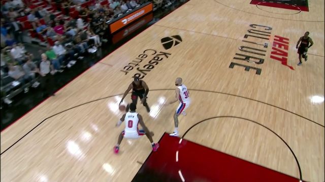 狭路相逢勇者胜！阿德巴约大步流星顶开双人夹击打成2+1