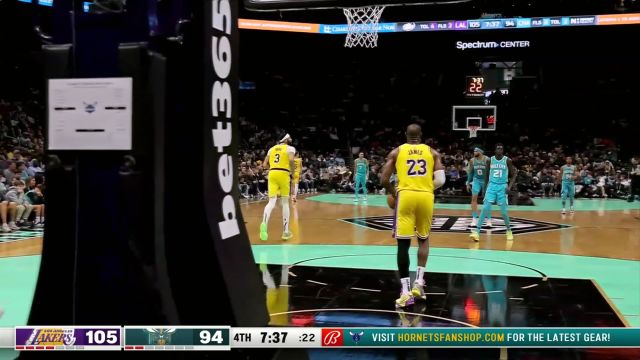 又是从三分线碾到篮下的名场面！老詹强杀禁区打进加罚