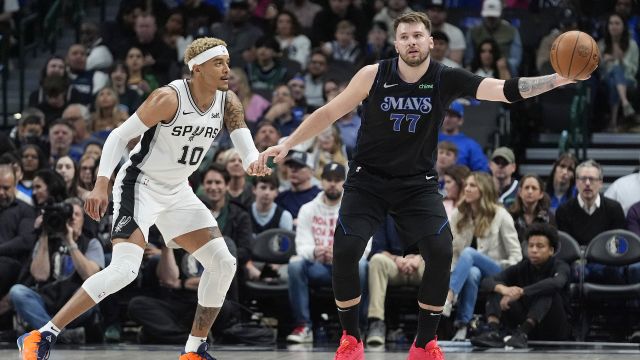 马刺93-116独行侠 东契奇欧文合砍61分独行侠大胜马刺