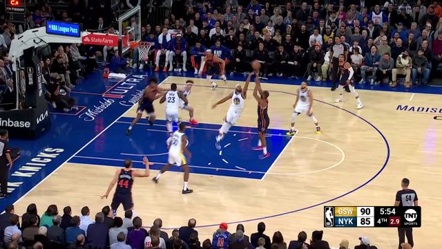 两次反击神来之笔 库明加穆迪连续冲击篮下打进关键球