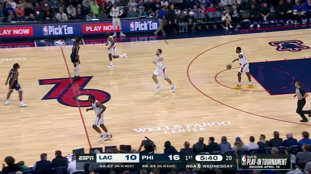 上来一顿组合拳！班巴篮下一挑二上篮得手 马克西助飞乌布雷扣篮终结连续上分