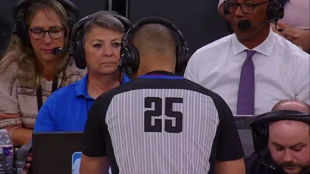 NBA常规赛：独行侠vs马刺第1节英文原声回放