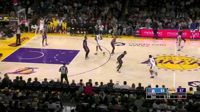 乌布雷坚决冲击势不可挡 班巴心领神会接球暴扣一气呵成