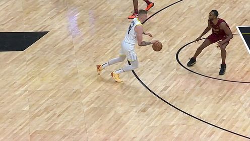 《NBA全场集锦》一定要找回场子！萨马尼奇顺步突破无视莫布利防守战斧劈扣