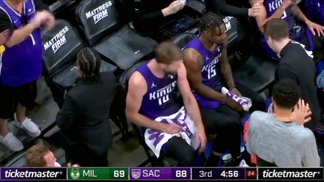 雄鹿vs国王英文原声全场回放