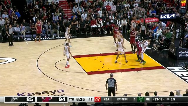 化身球队指挥官！巴特勒篮下击地妙传哈克斯轻松上篮打进