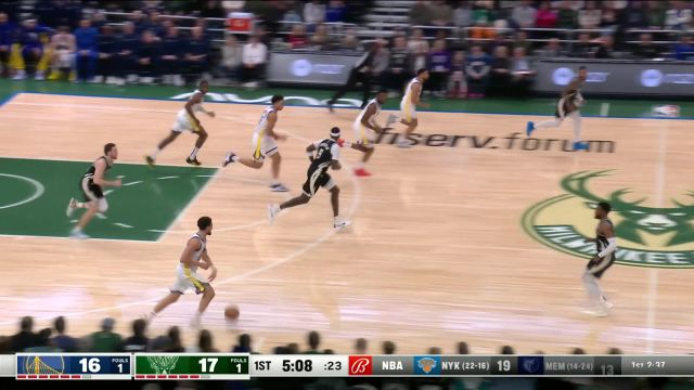 担任球场指挥官 克莱组织进攻妙传队友上篮