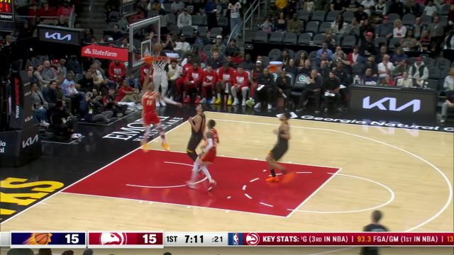 丝滑的进攻说来就来 杨超远三分+抢断反击一条龙上篮连得5分