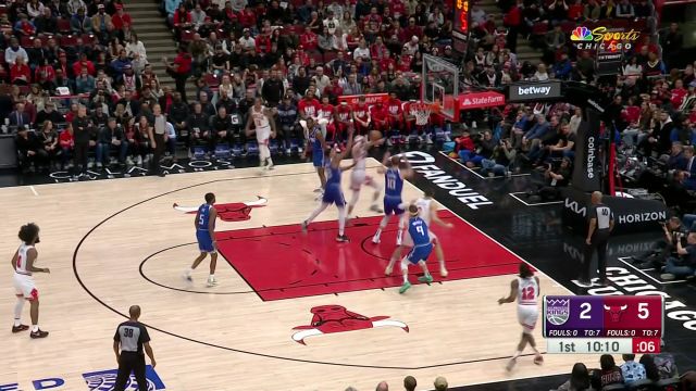 开局状态极佳！ 多森姆连续冲击内线拿到四分