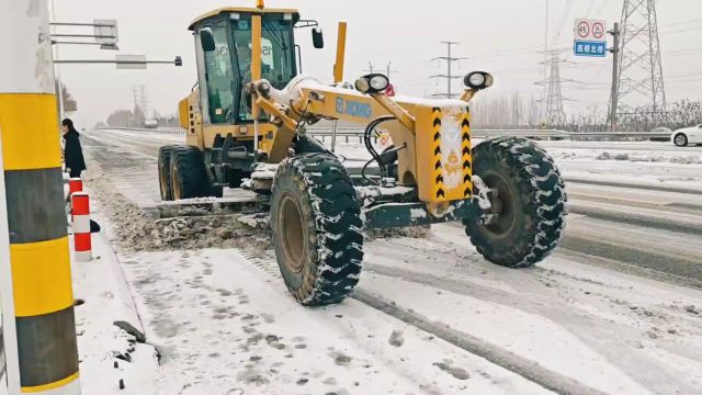 淄博市交通建设发展中心:连夜除冰雪保交通安畅