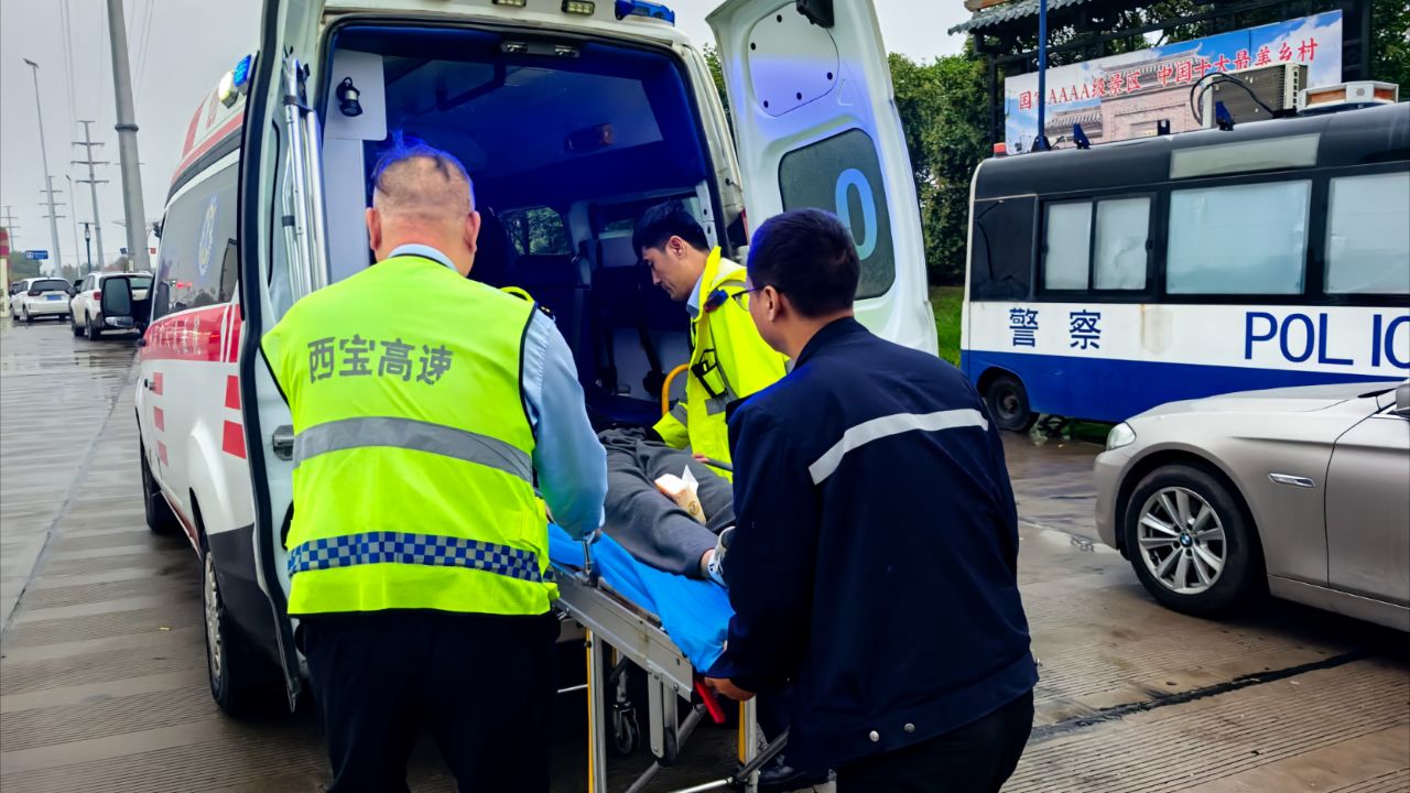 情暖中秋路爱注生命线——兴平收费站开辟“生命通道”成功救援心梗司机_高清1080P在线观看平台_腾讯视频