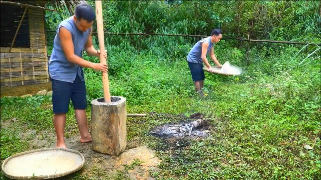 原始技能:第十集,捕捉山间黄金蟹,古法木臼舂米见过吗?