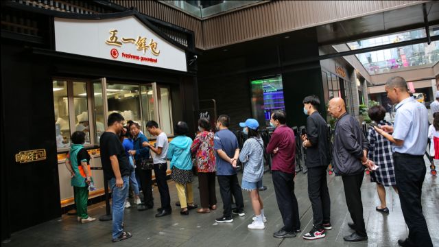 西安秦腔文化街区的本地老字号美食火了,市民排长队买五一大包