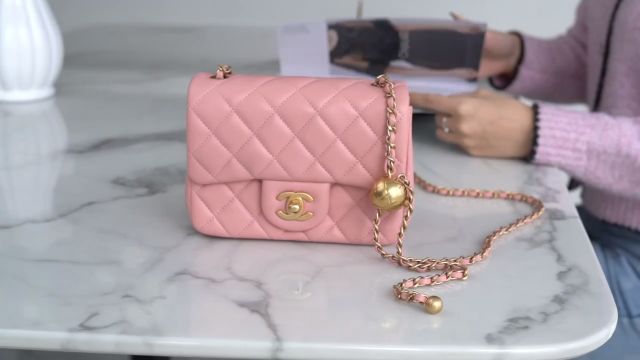 CHANEL延续传统,保留经典Classic Flap包型的同时,金属链条缠绕的皮革肩带一侧镶嵌了一枚复古金属小球,本身优雅气质的香奶奶又增添了不少魅力!