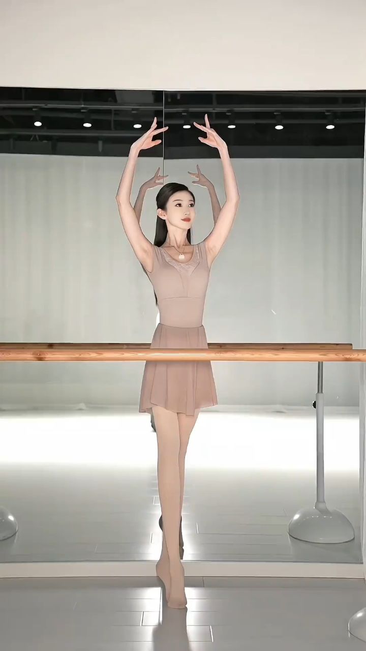 愿你我风尘仆仆 终有归途#舞蹈生##大长腿##一字马.